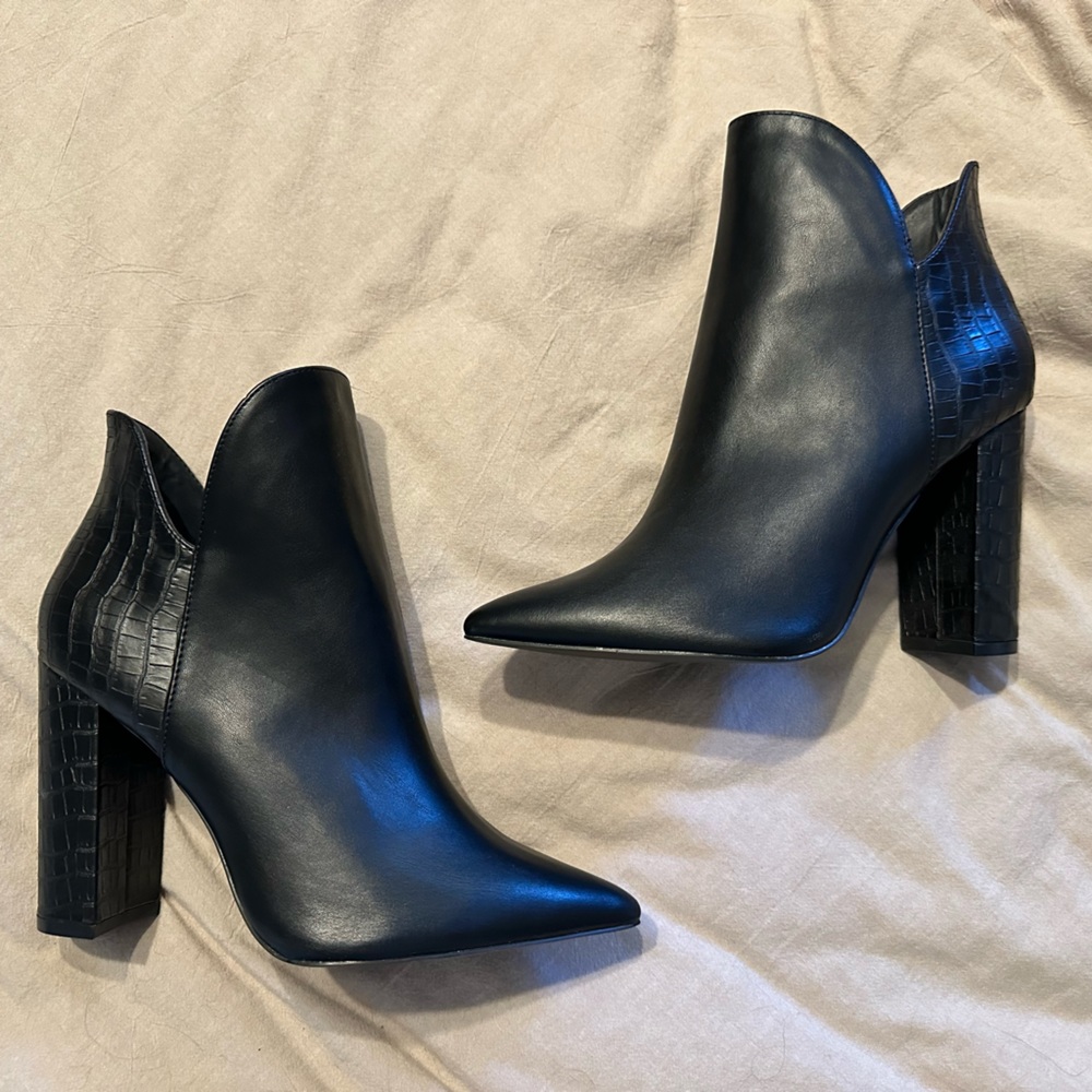 NEVER WORN! Women’s black leather look booties w crocodile detail! So cute! Sz 8